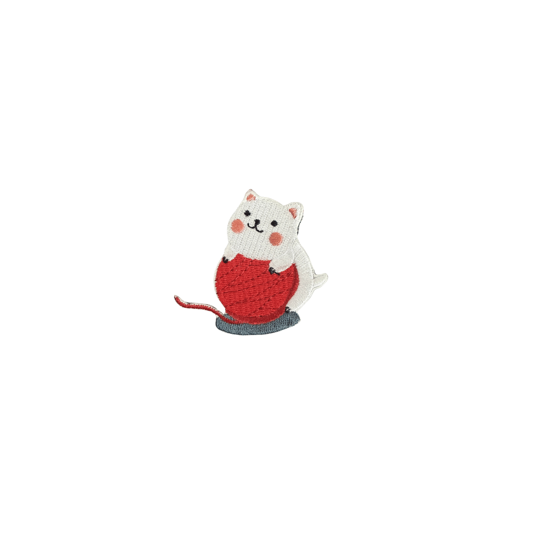 Cat Playing with Yarn Ball 5.5*5.7cm